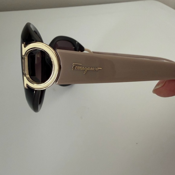 Ferragamo oversized black women’s sunglasses, NWOT - Picture 2 of 5